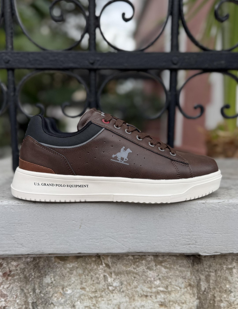 Ανδρικά χαμηλά Casual Sneakers κατασκευασμένα απο δερματίνη  άριστης ποιότητας.