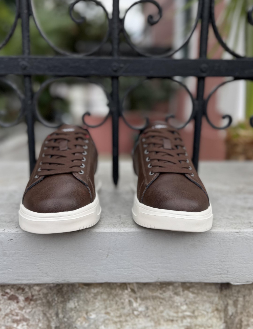 Ανδρικά χαμηλά Casual Sneakers κατασκευασμένα απο δερματίνη  άριστης ποιότητας.
