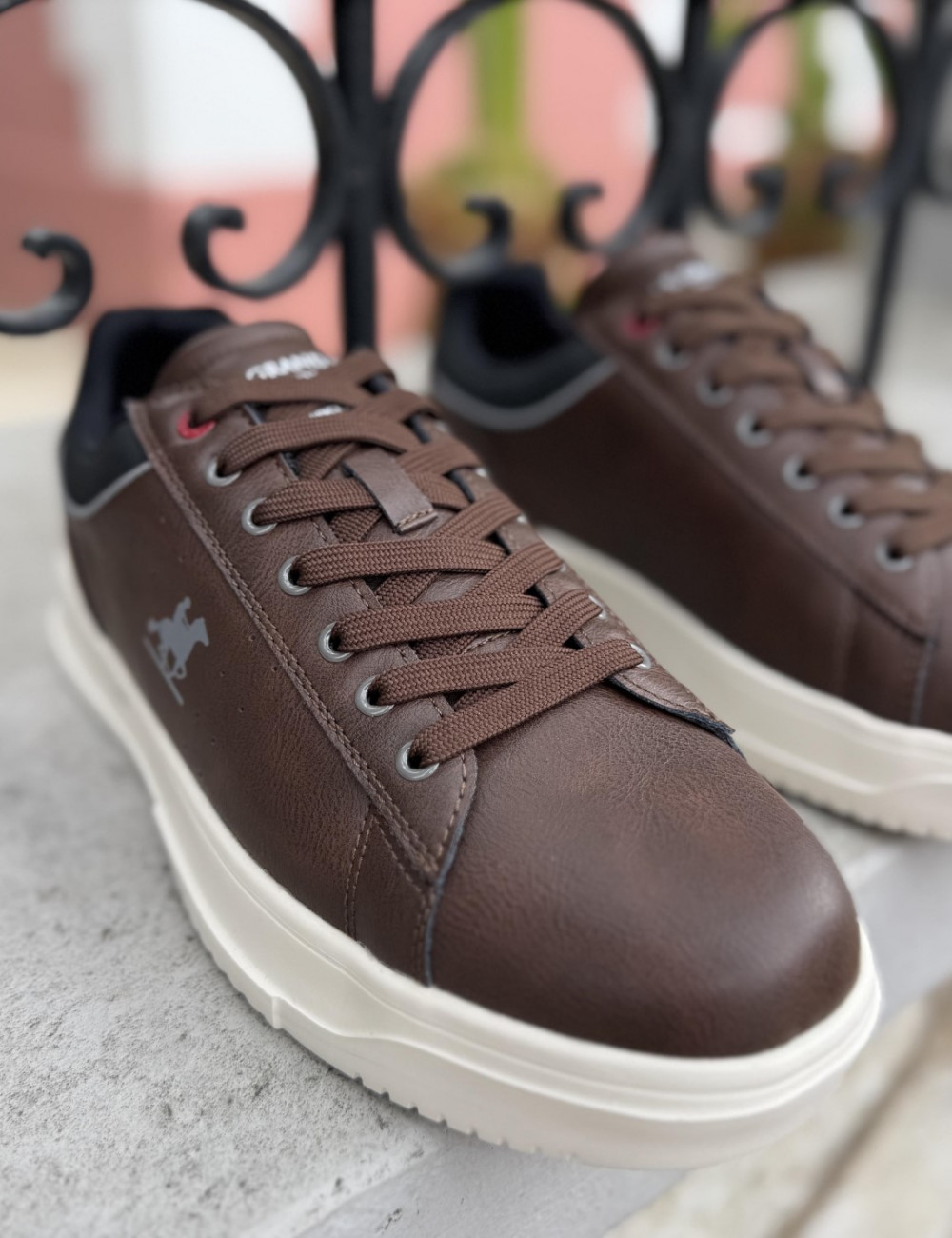 Ανδρικά χαμηλά Casual Sneakers κατασκευασμένα απο δερματίνη  άριστης ποιότητας.