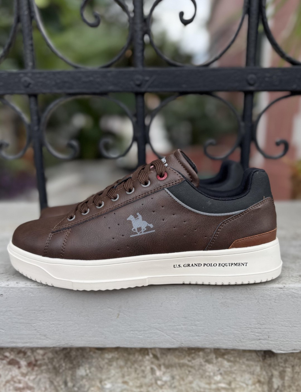 Ανδρικά χαμηλά Casual Sneakers κατασκευασμένα απο δερματίνη  άριστης ποιότητας.