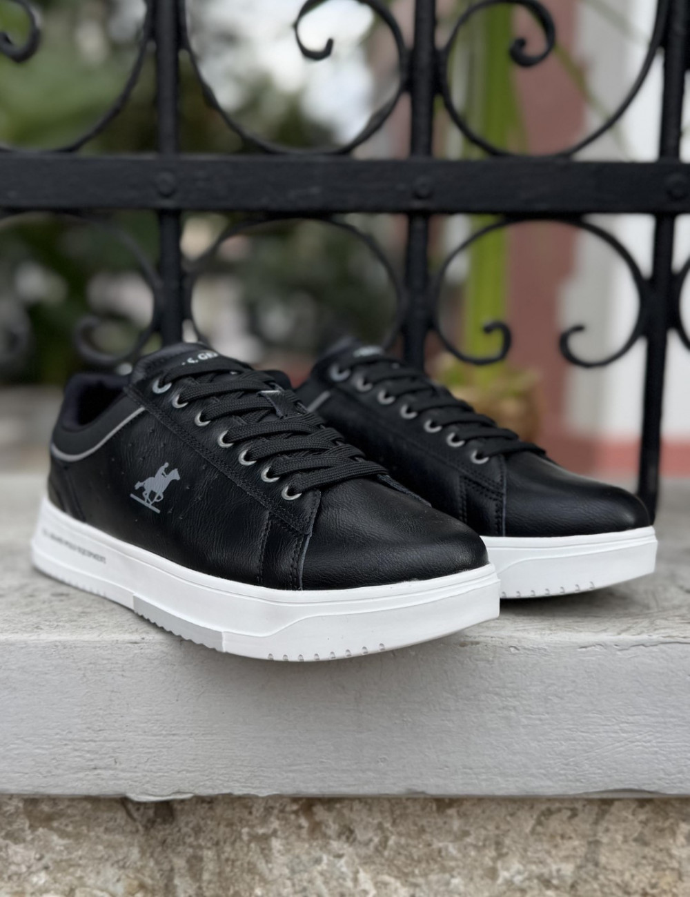 Ανδρικά χαμηλά Casual Sneakers κατασκευασμένα απο δερματίνη  άριστης ποιότητας.