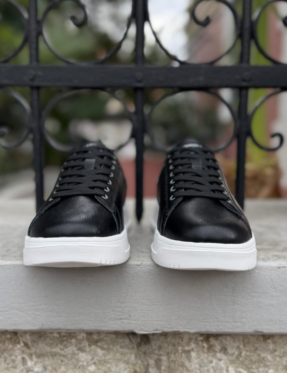 Ανδρικά χαμηλά Casual Sneakers κατασκευασμένα απο δερματίνη  άριστης ποιότητας.