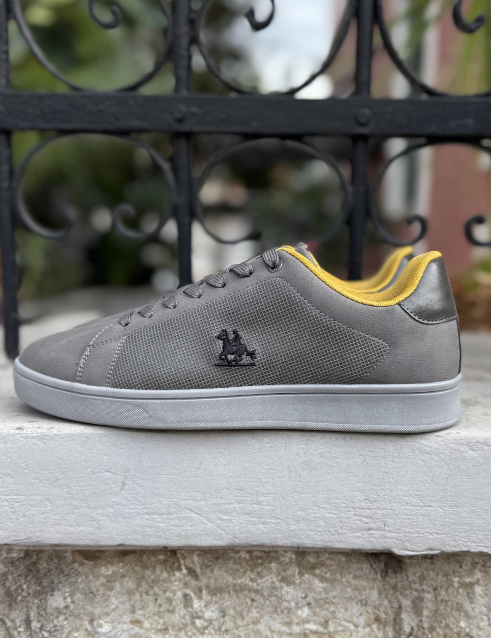  Ανδρικά χαμηλά Casual Sneakers κατασκευασμένα απο δερματίνη  άριστης ποιότητας με ανάγλυφο σχέδιο.