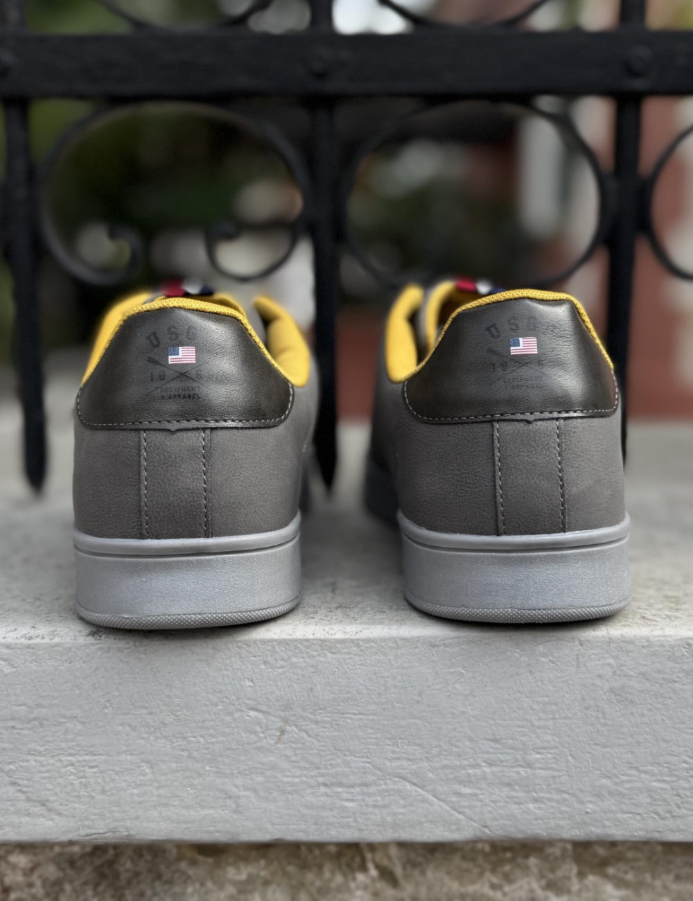  Ανδρικά χαμηλά Casual Sneakers κατασκευασμένα απο δερματίνη  άριστης ποιότητας με ανάγλυφο σχέδιο.
