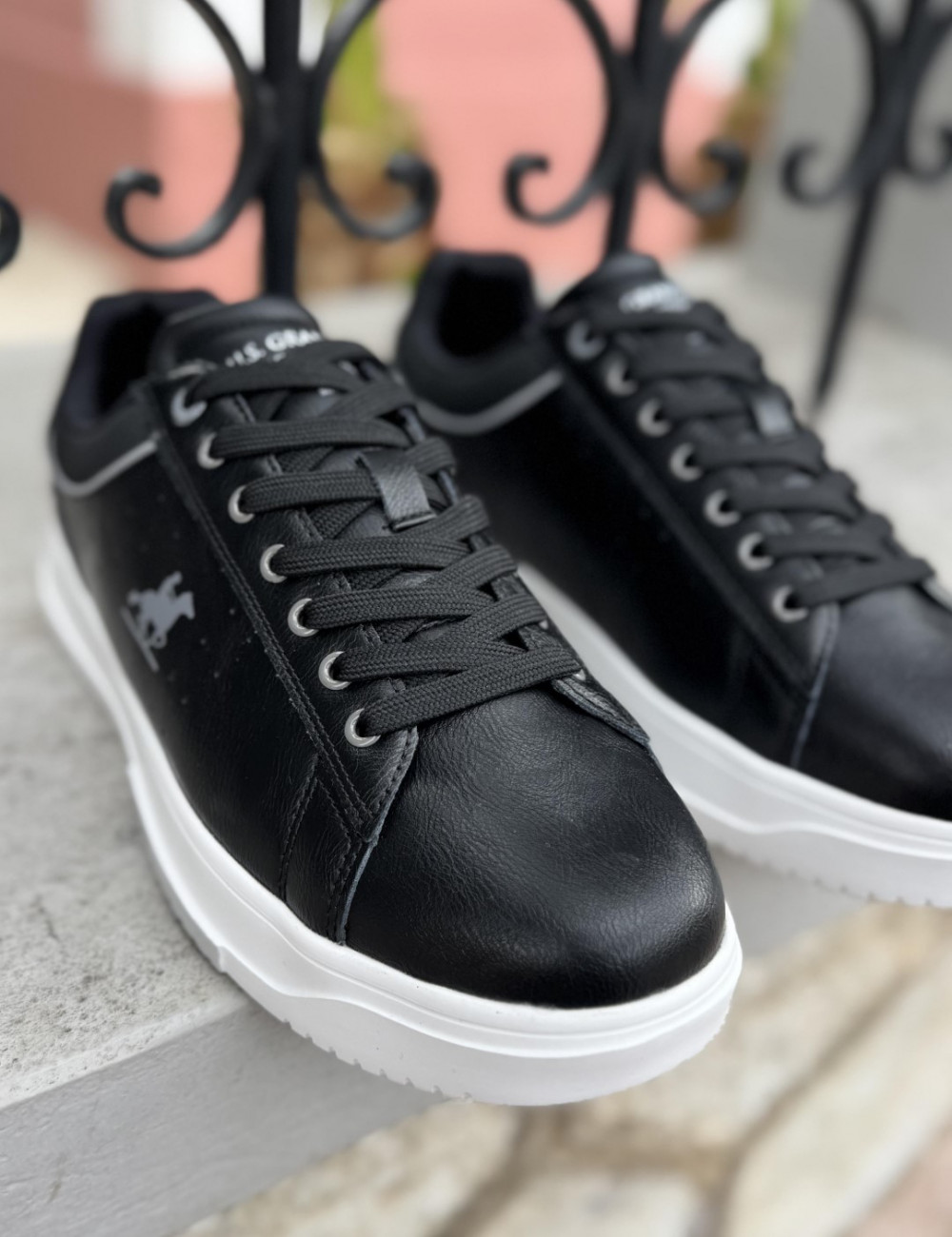 Ανδρικά χαμηλά Casual Sneakers κατασκευασμένα απο δερματίνη  άριστης ποιότητας.