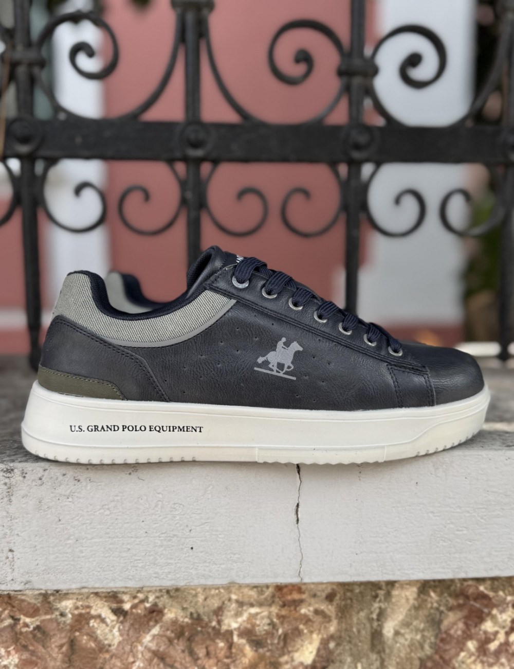 Ανδρικά χαμηλά Casual Sneakers κατασκευασμένα απο δερματίνη  άριστης ποιότητας.