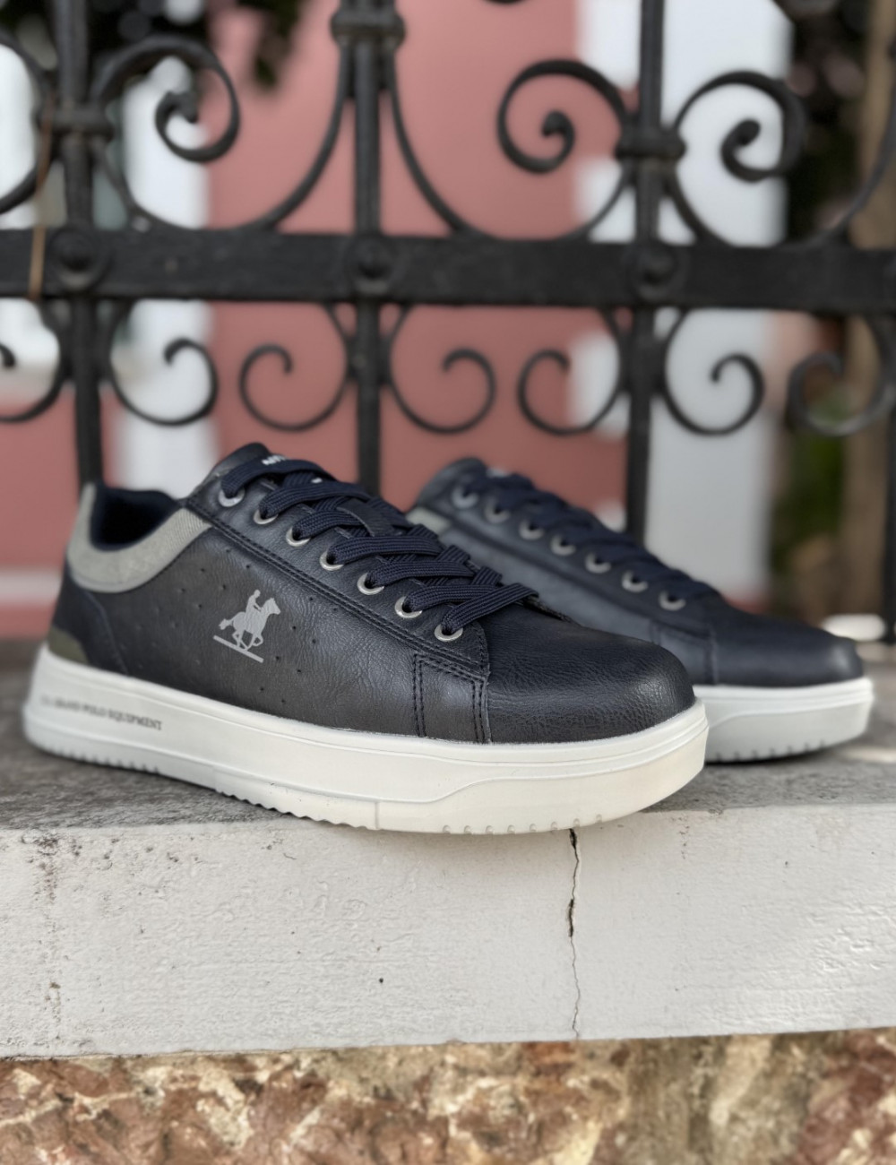 Ανδρικά χαμηλά Casual Sneakers κατασκευασμένα απο δερματίνη  άριστης ποιότητας.