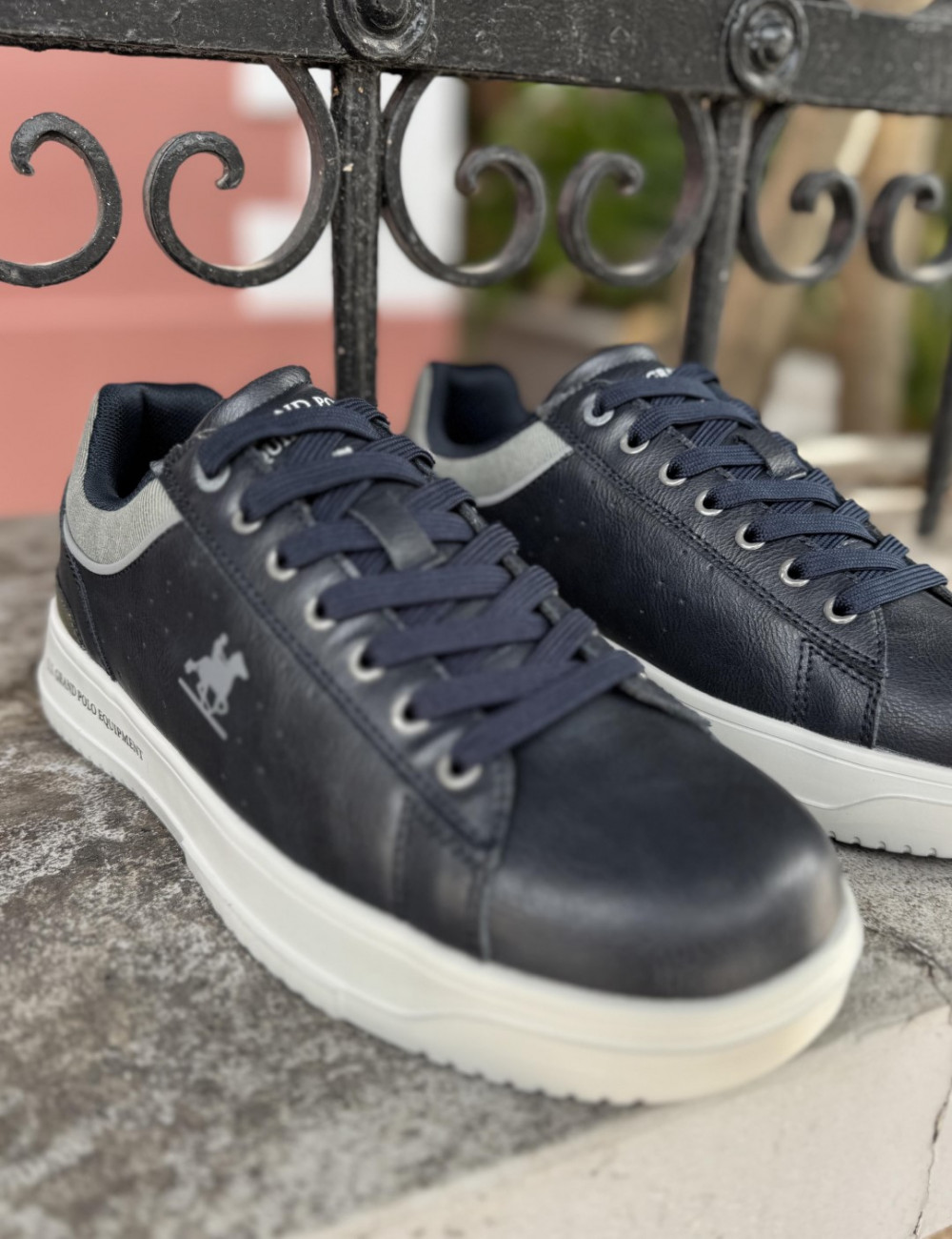 Ανδρικά χαμηλά Casual Sneakers κατασκευασμένα απο δερματίνη  άριστης ποιότητας.