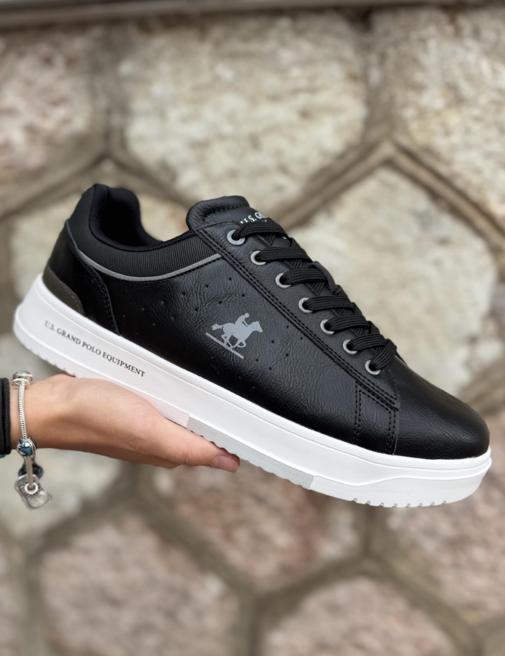 Ανδρικά χαμηλά Casual Sneakers κατασκευασμένα απο δερματίνη  άριστης ποιότητας.