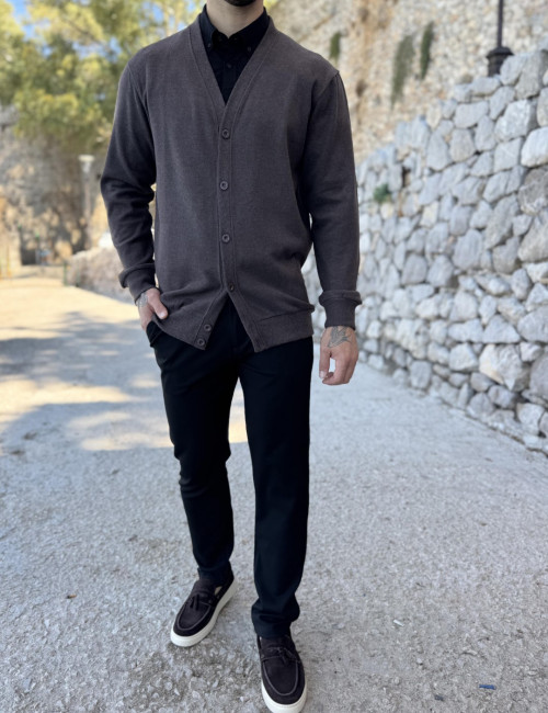 Ανδρική καφέ μακρυμάνικη ζακέτα με V και κουμπιά ZWK105K