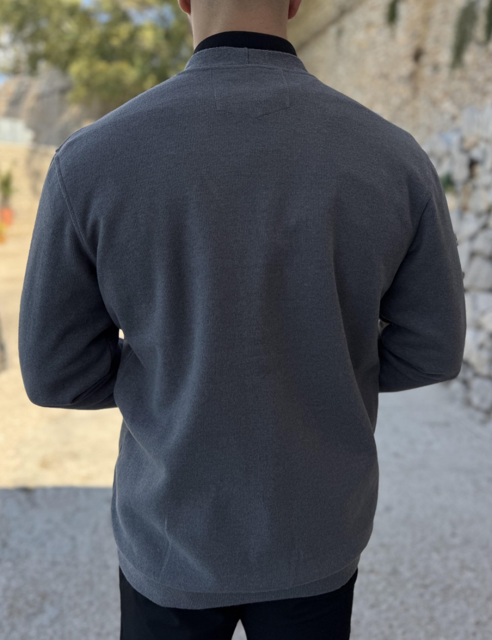 Ανδρική μακρυμάνικη ζακέτα.