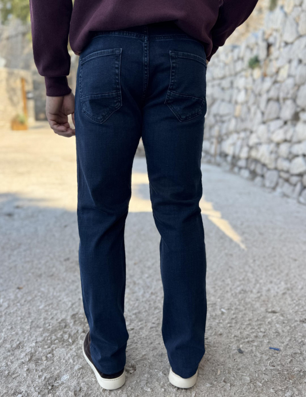 Ανδρικό τζιν παντελόνι που κλείνει με φερμουάρ.