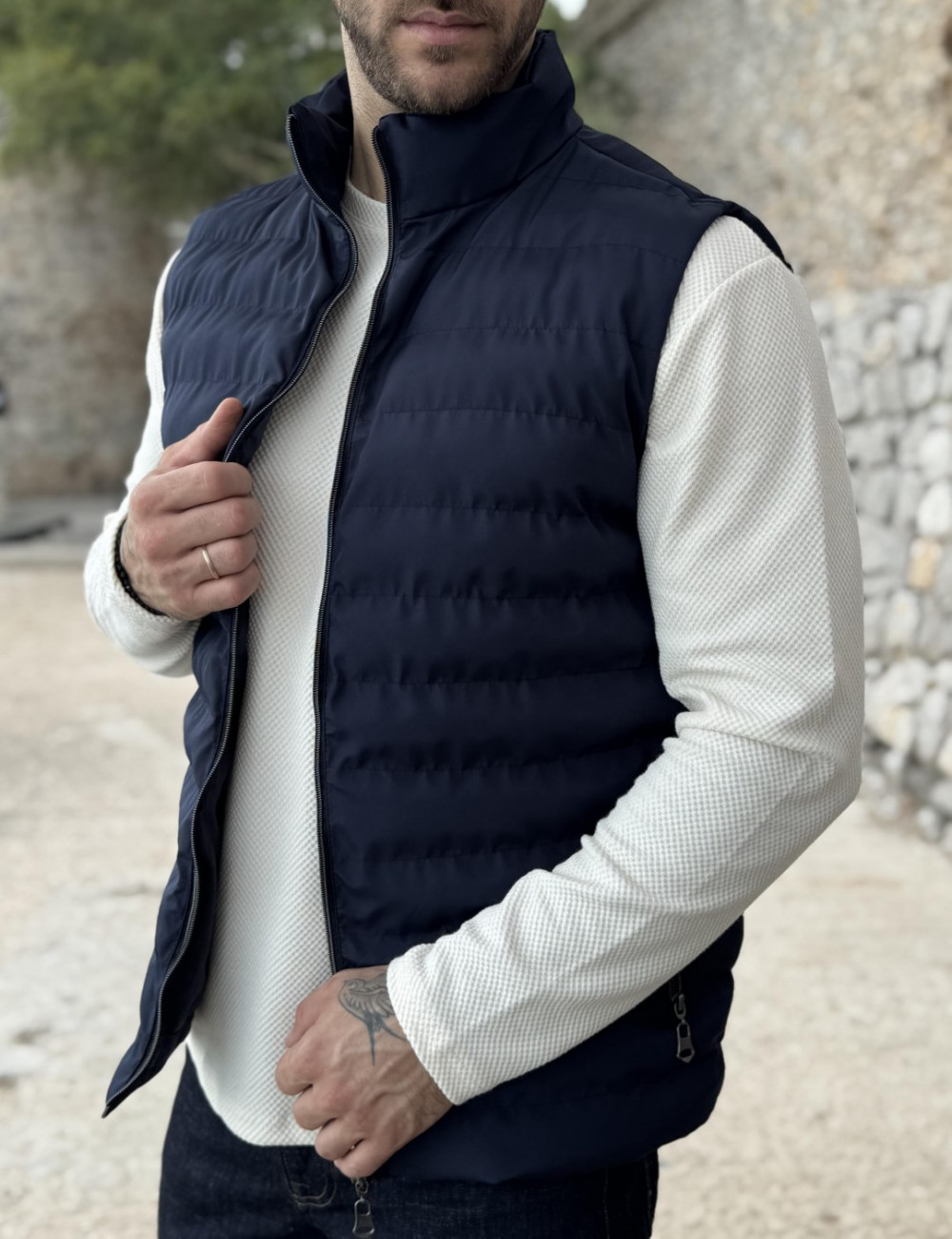 Ανδρικό καπιτονέ αμάνικο μπουφάν.