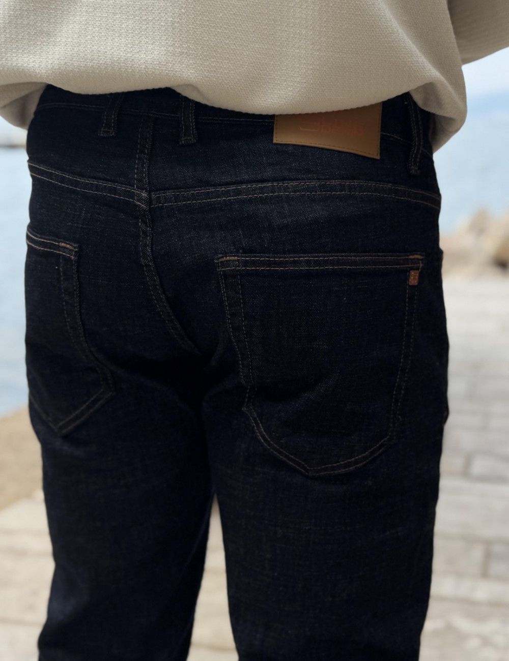 Ανδρικό τζιν παντελόνι σε ίσια μοντέρνα γραμμή που κλείνει με κουμπιά.