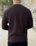 Ανδρική μονόχρωμη βαμβακερή μπλούζα με πλεκτή ύφανση.