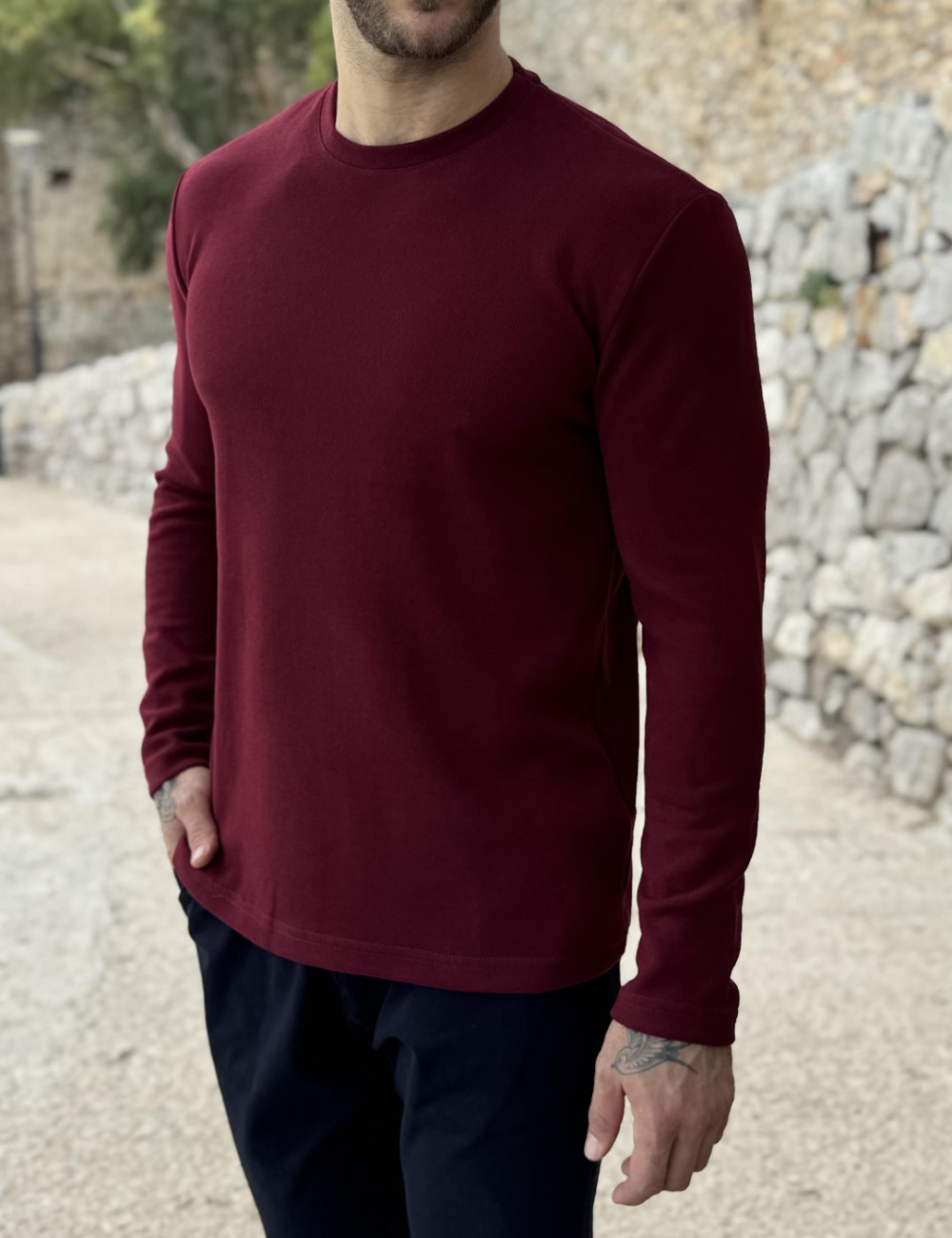 Ανδρική μονόχρωμη βαμβακερή μπλούζα με πλεκτή ύφανση.