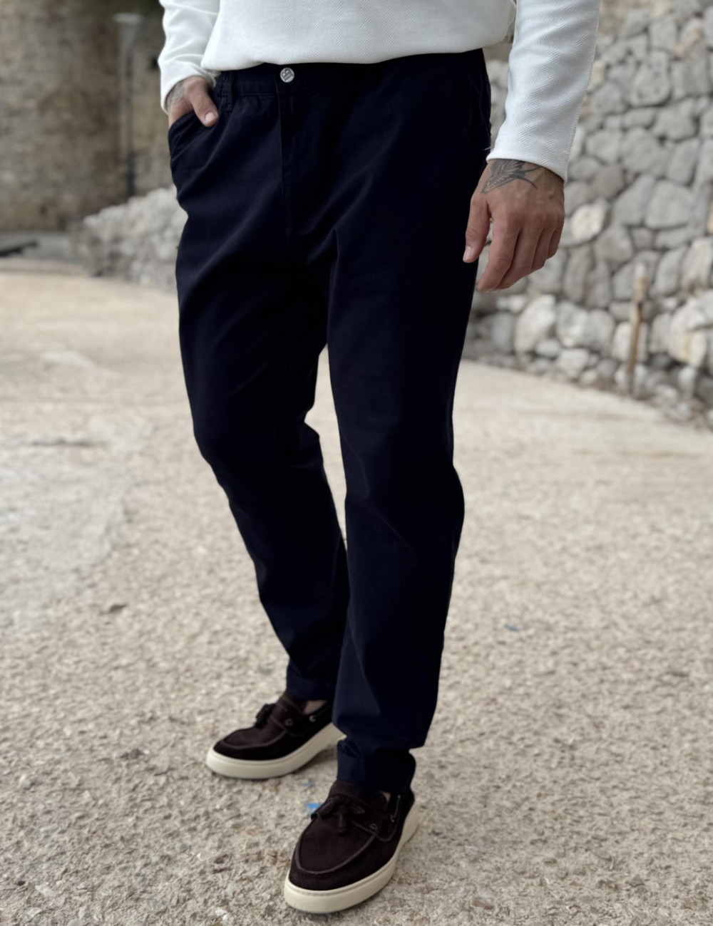 Αντρικό παντελόνι υφασμάτινο με λάστιχο στην μέση και κορδόνι για καλύτερη στήριξη.
