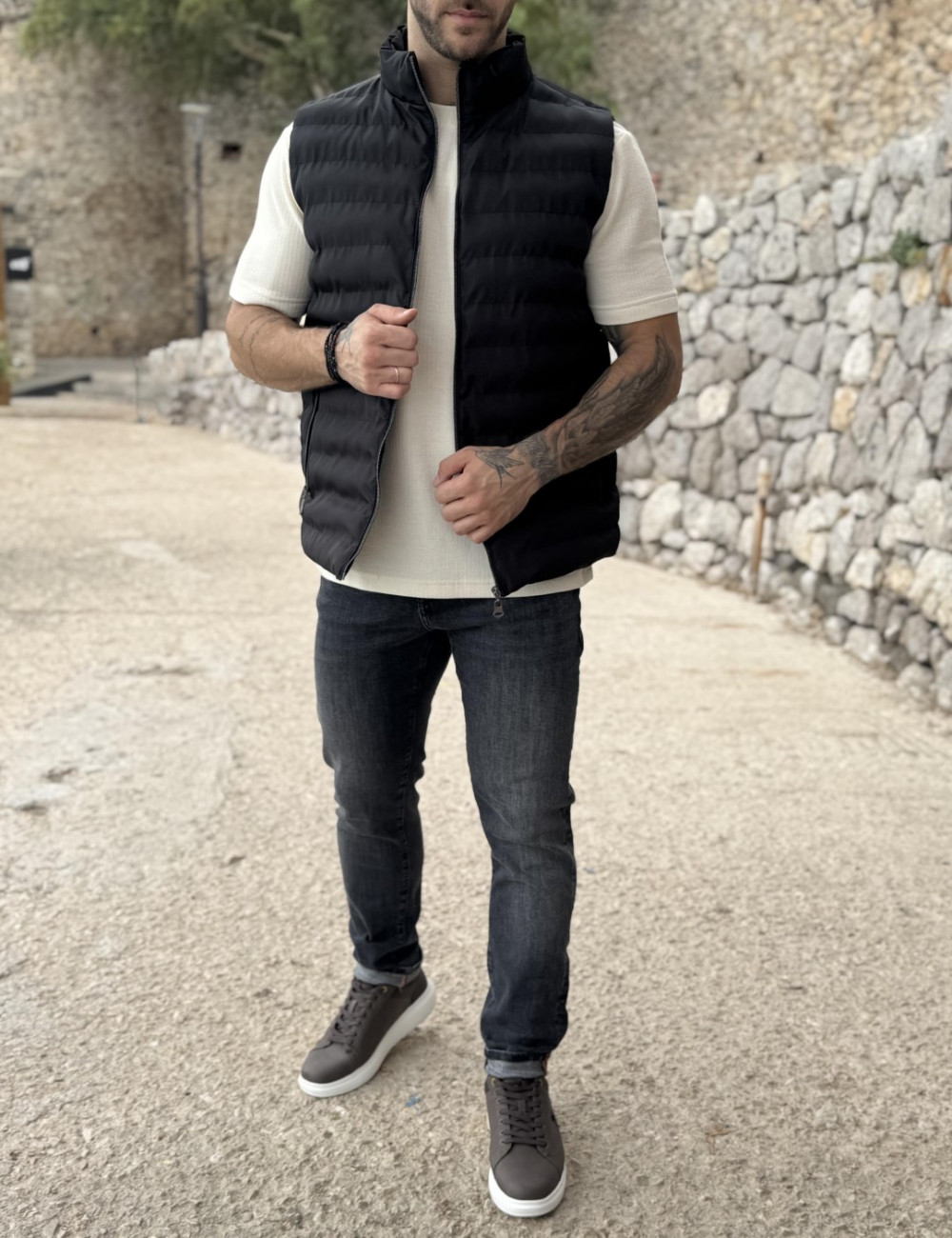 Ανδρικό καπιτονέ αμάνικο μπουφάν.
