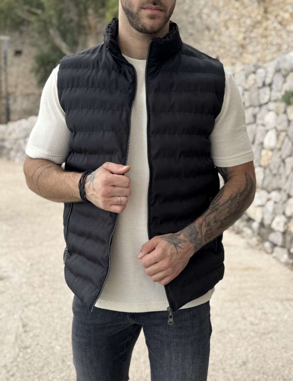 Ανδρικό καπιτονέ αμάνικο μπουφάν.