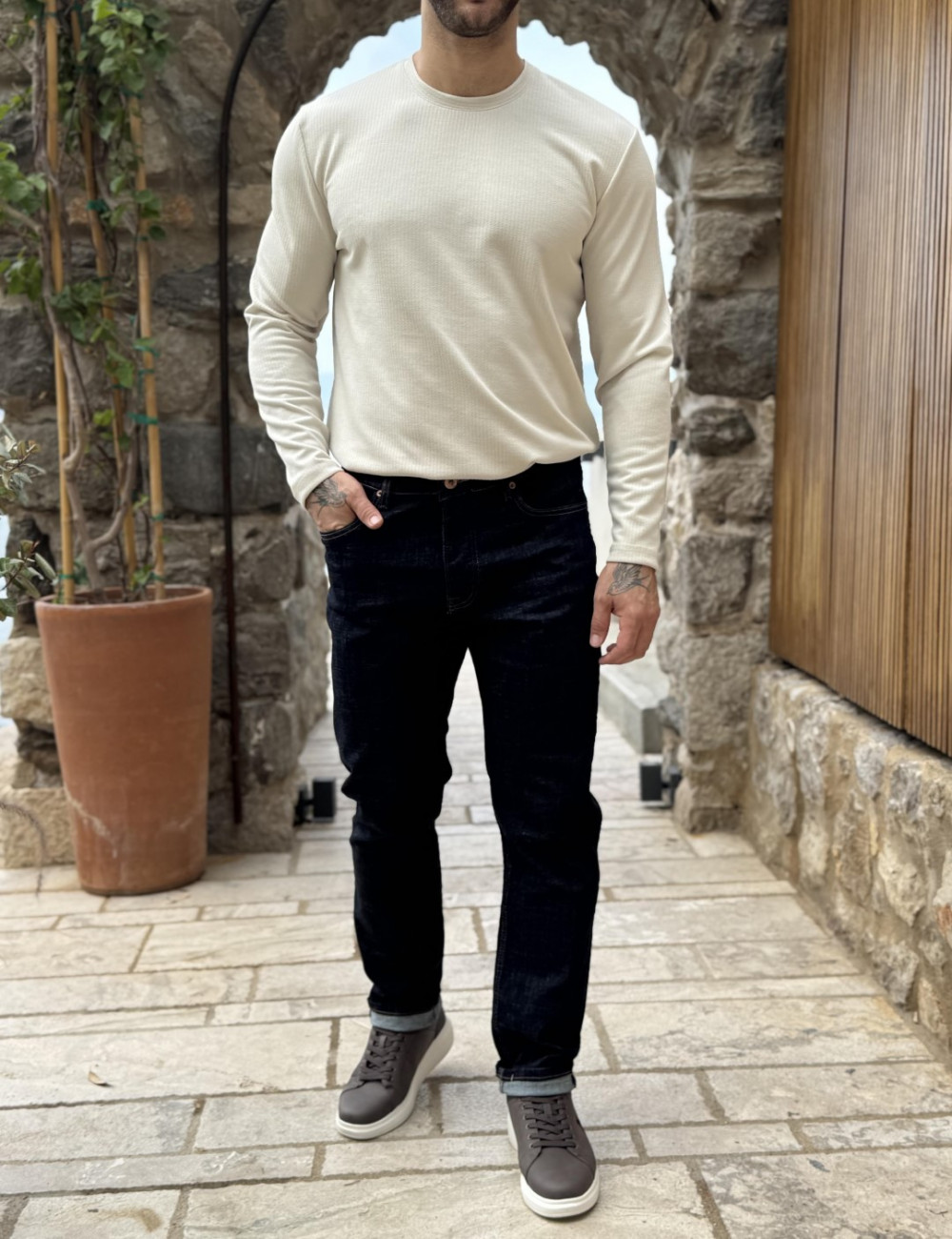 Ανδρικό τζιν παντελόνι σε ίσια μοντέρνα γραμμή που κλείνει με κουμπιά.