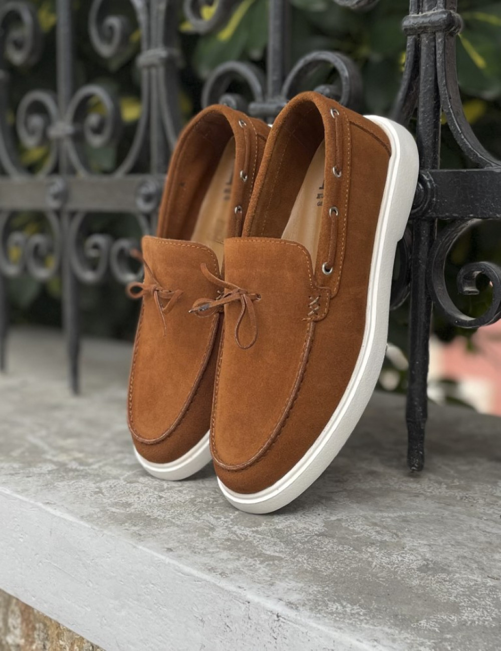 Ανδρικά δερμάτινα loafers με κορδόνι.