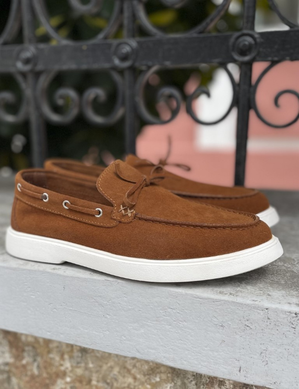Ανδρικά δερμάτινα loafers με κορδόνι.