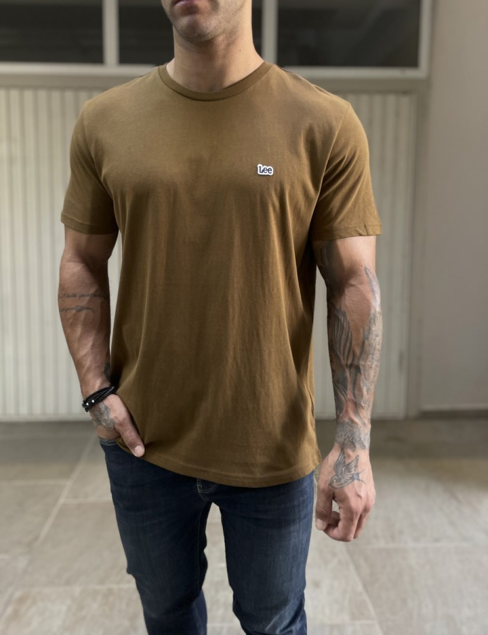 Ανδρικό T-shirt με κοντό μανίκι της εταιρίας Lee σε καφέ χρώμα με ραμμένο λογότυπο στο στήθοςΚανονική εφαρμογήΣύνθεση: 100% βαμβάκι&nbsp;Το μοντέλο έχει ύψος 1,85 είναι 95 κιλά και φοράει XL