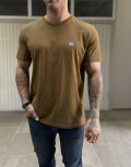 Ανδρικό T-shirt με κοντό μανίκι της εταιρίας Lee σε καφέ χρώμα με ραμμένο λογότυπο στο στήθοςΚανονική εφαρμογήΣύνθεση: 100% βαμβάκι&nbsp;Το μοντέλο έχει ύψος 1,85 είναι 95 κιλά και φοράει XL
