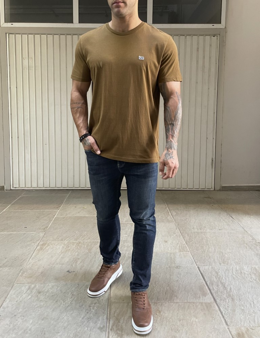 Ανδρικό T-shirt με κοντό μανίκι της εταιρίας Lee σε καφέ χρώμα με ραμμένο λογότυπο στο στήθοςΚανονική εφαρμογήΣύνθεση: 100% βαμβάκι&nbsp;Το μοντέλο έχει ύψος 1,85 είναι 95 κιλά και φοράει XL