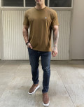 Ανδρικό T-shirt με κοντό μανίκι της εταιρίας Lee σε καφέ χρώμα με ραμμένο λογότυπο στο στήθοςΚανονική εφαρμογήΣύνθεση: 100% βαμβάκι&nbsp;Το μοντέλο έχει ύψος 1,85 είναι 95 κιλά και φοράει XL