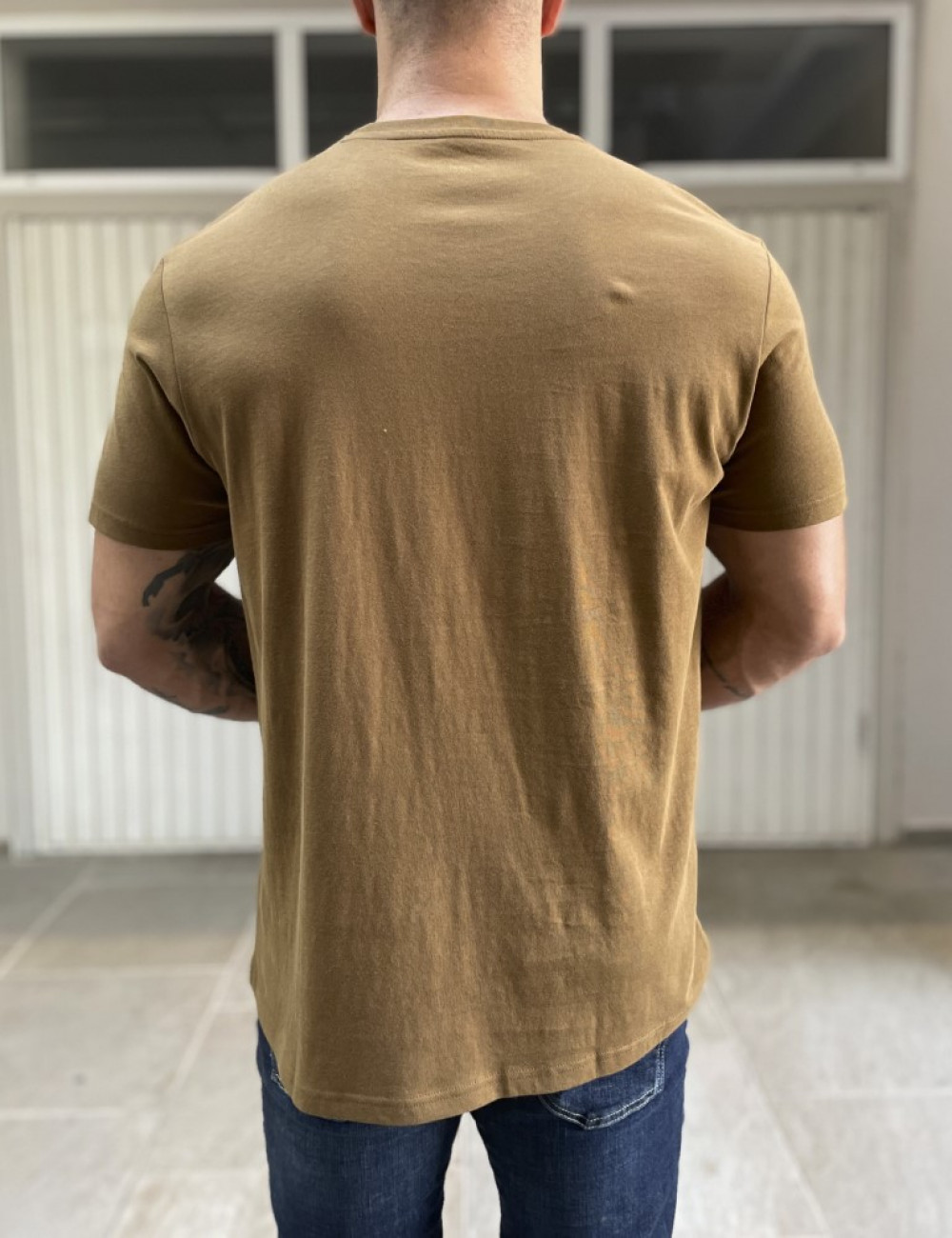 Ανδρικό T-shirt με κοντό μανίκι της εταιρίας Lee σε καφέ χρώμα με ραμμένο λογότυπο στο στήθοςΚανονική εφαρμογήΣύνθεση: 100% βαμβάκι&nbsp;Το μοντέλο έχει ύψος 1,85 είναι 95 κιλά και φοράει XL