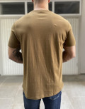Ανδρικό T-shirt με κοντό μανίκι της εταιρίας Lee σε καφέ χρώμα με ραμμένο λογότυπο στο στήθοςΚανονική εφαρμογήΣύνθεση: 100% βαμβάκι&nbsp;Το μοντέλο έχει ύψος 1,85 είναι 95 κιλά και φοράει XL