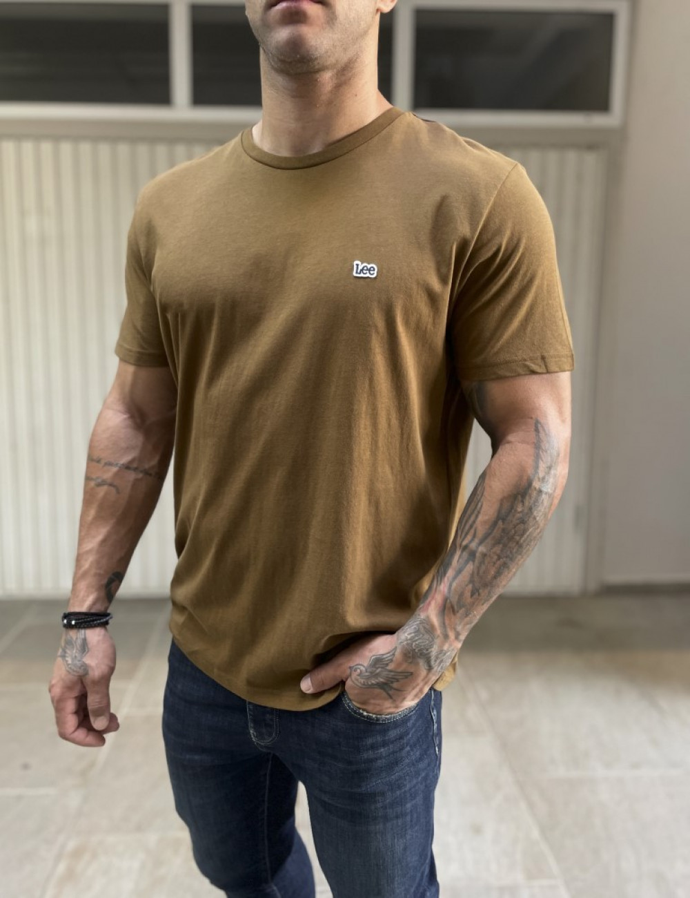 Ανδρικό T-shirt με κοντό μανίκι της εταιρίας Lee σε καφέ χρώμα με ραμμένο λογότυπο στο στήθοςΚανονική εφαρμογήΣύνθεση: 100% βαμβάκι&nbsp;Το μοντέλο έχει ύψος 1,85 είναι 95 κιλά και φοράει XL