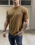 Ανδρικό T-shirt με κοντό μανίκι της εταιρίας Lee σε καφέ χρώμα με ραμμένο λογότυπο στο στήθοςΚανονική εφαρμογήΣύνθεση: 100% βαμβάκι&nbsp;Το μοντέλο έχει ύψος 1,85 είναι 95 κιλά και φοράει XL