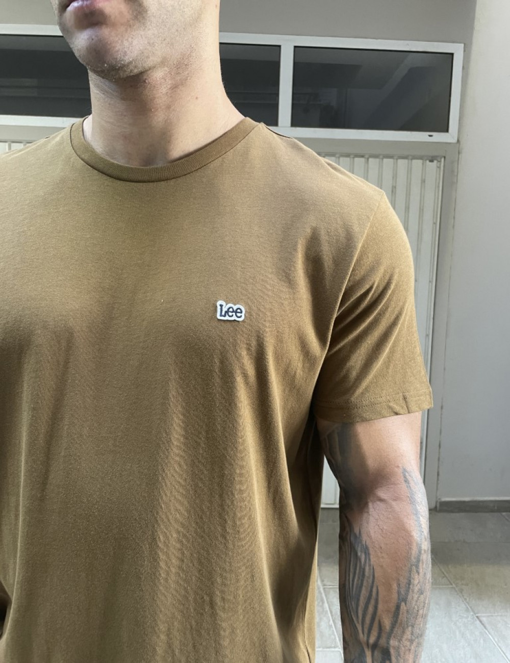 Ανδρικό T-shirt με κοντό μανίκι της εταιρίας Lee σε καφέ χρώμα με ραμμένο λογότυπο στο στήθοςΚανονική εφαρμογήΣύνθεση: 100% βαμβάκι&nbsp;Το μοντέλο έχει ύψος 1,85 είναι 95 κιλά και φοράει XL