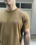 Ανδρικό T-shirt με κοντό μανίκι της εταιρίας Lee σε καφέ χρώμα με ραμμένο λογότυπο στο στήθοςΚανονική εφαρμογήΣύνθεση: 100% βαμβάκι&nbsp;Το μοντέλο έχει ύψος 1,85 είναι 95 κιλά και φοράει XL