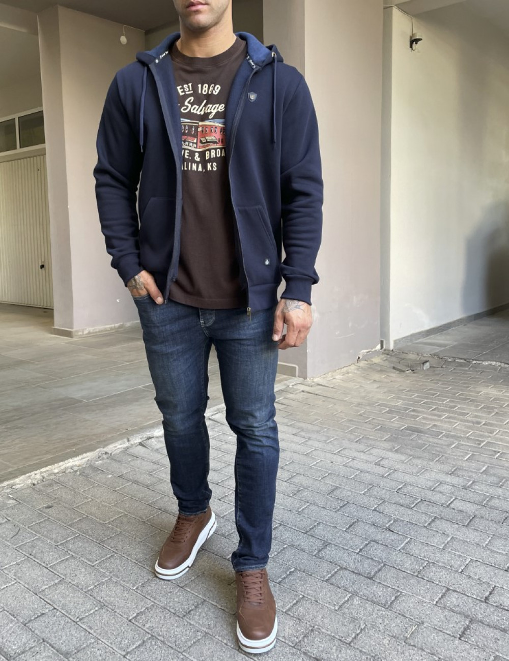 Ανδρική μονόχρωμη, βαμβακερή ζακέτα-φούτερ με κουκούλα και λάστιχο στα τελειωματά της για καλύτερη εφαρμογή.