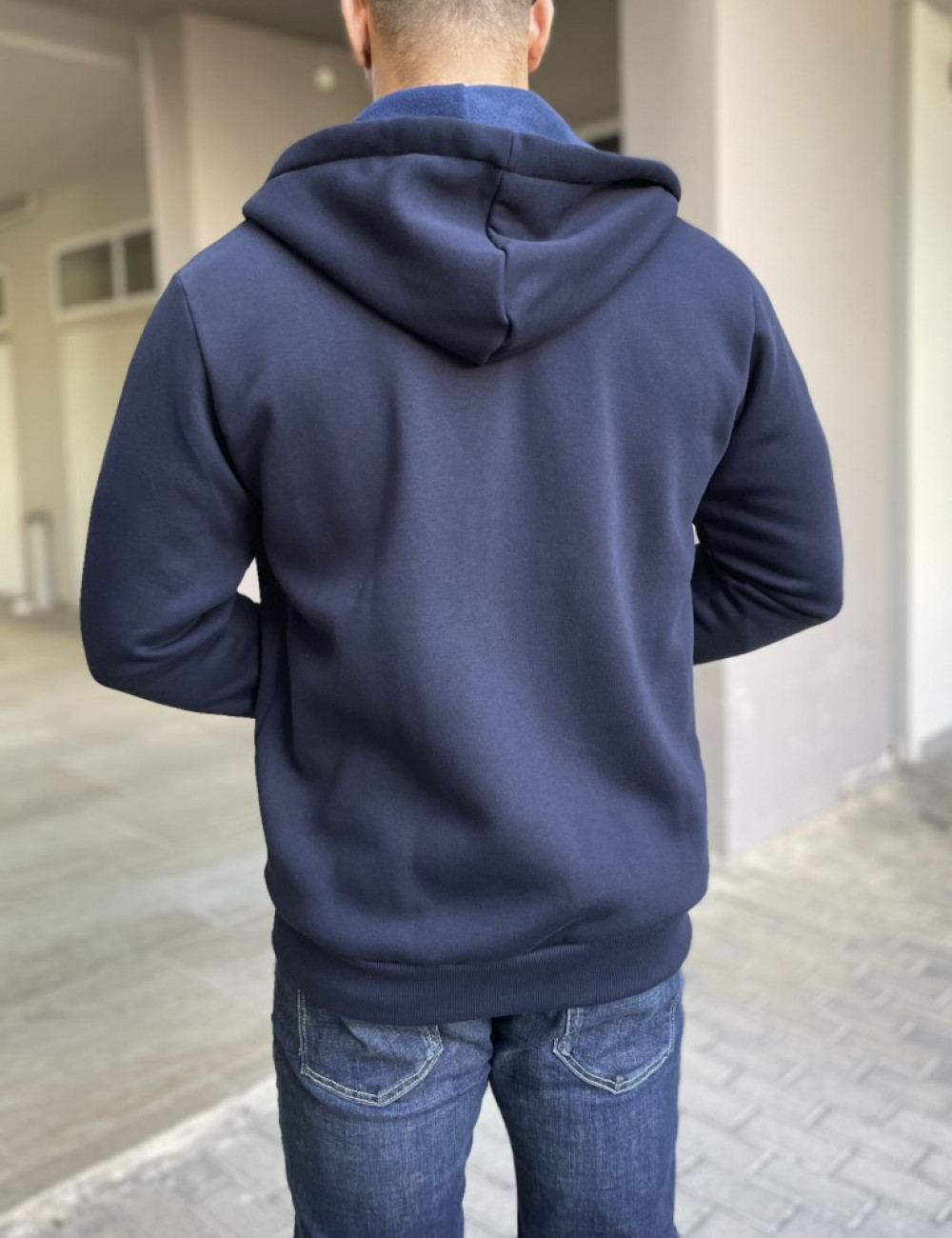 Ανδρική μονόχρωμη, βαμβακερή ζακέτα-φούτερ με κουκούλα και λάστιχο στα τελειωματά της για καλύτερη εφαρμογή.