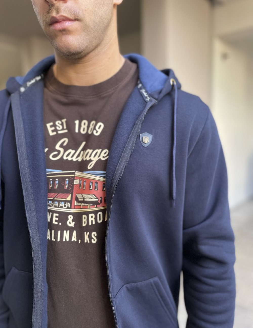 Ανδρική μονόχρωμη, βαμβακερή ζακέτα-φούτερ με κουκούλα και λάστιχο στα τελειωματά της για καλύτερη εφαρμογή.