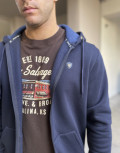 Ανδρική μονόχρωμη, βαμβακερή ζακέτα-φούτερ με κουκούλα και λάστιχο στα τελειωματά της για καλύτερη εφαρμογή.