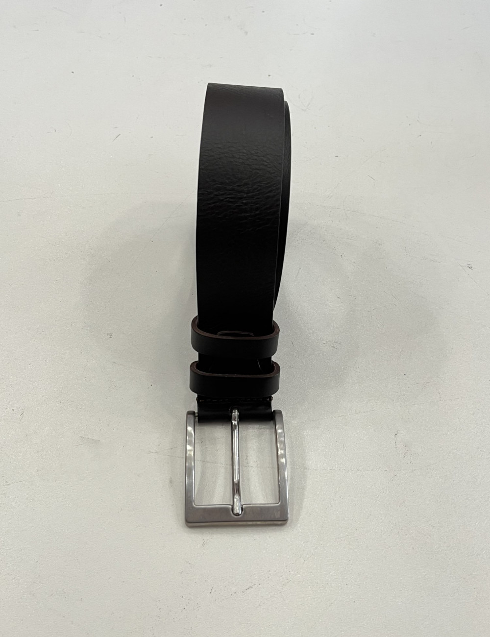 Ανδρική δερμάτινη ζώνη, μονόχρωμη ιδανική για επίσημες αλλά και πιο καθημερινές εμφανίσεις100% γνήσιο δέρμαΦάρδος : 4 cmΔιαθέτει βίδα, που σας δίνει τη δυνατότητα να τη μικρύνετε.