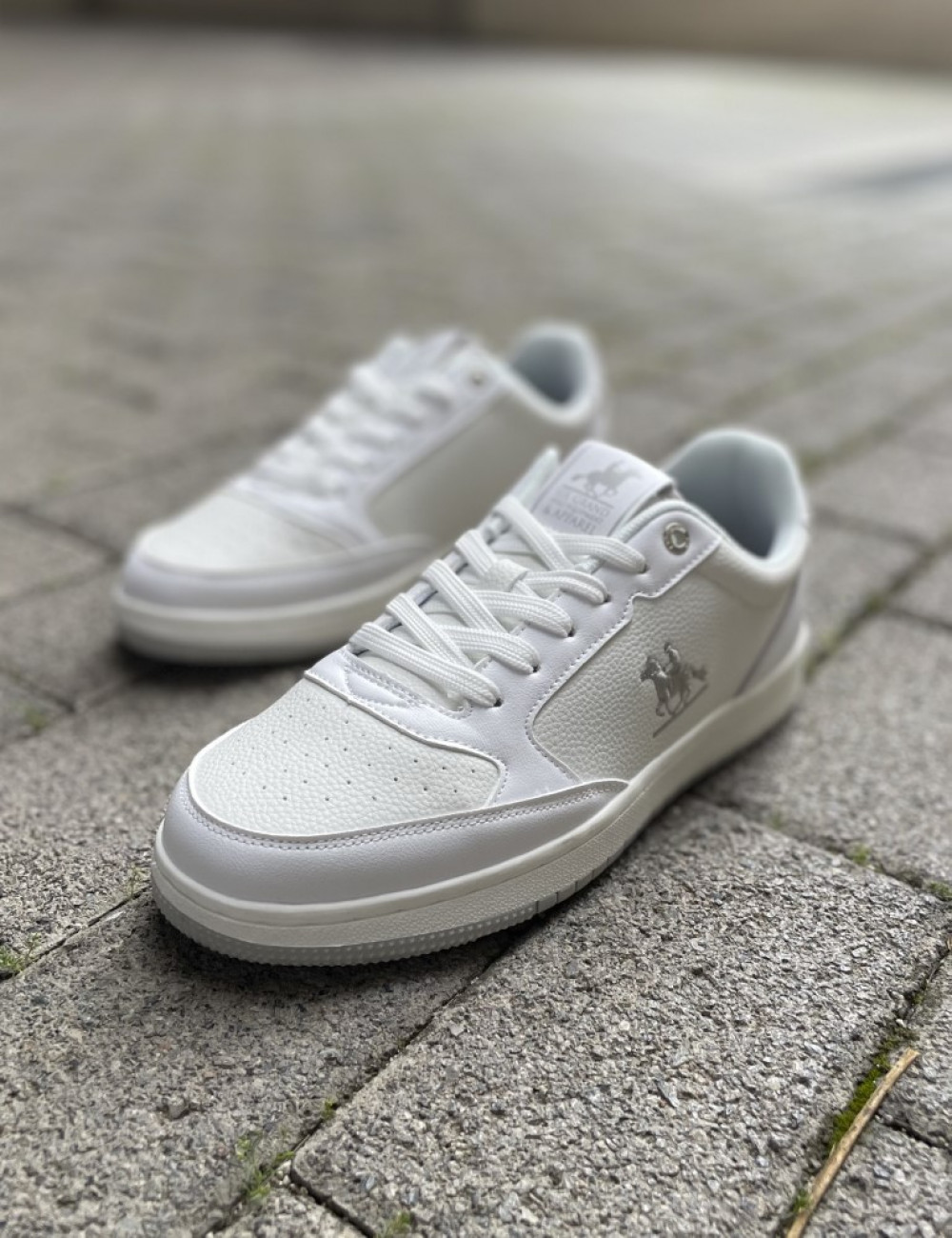 Ανδρικά χαμηλά Casual Sneakers , με διχρωμία, κατασκευασμένα απο δερματίνη άριστης ποιότητας.