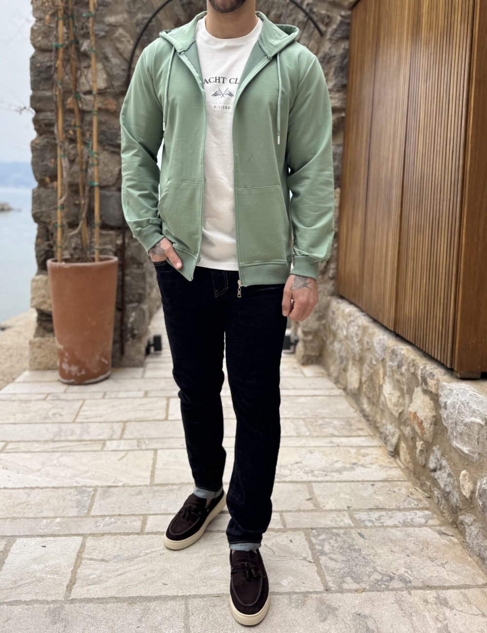 Ανδρική μονόχρωμη, βαμβακερή ζακέτα-φούτερ με κουκούλα και λάστιχο στα τελειωματά της για καλύτερη εφαρμογή.