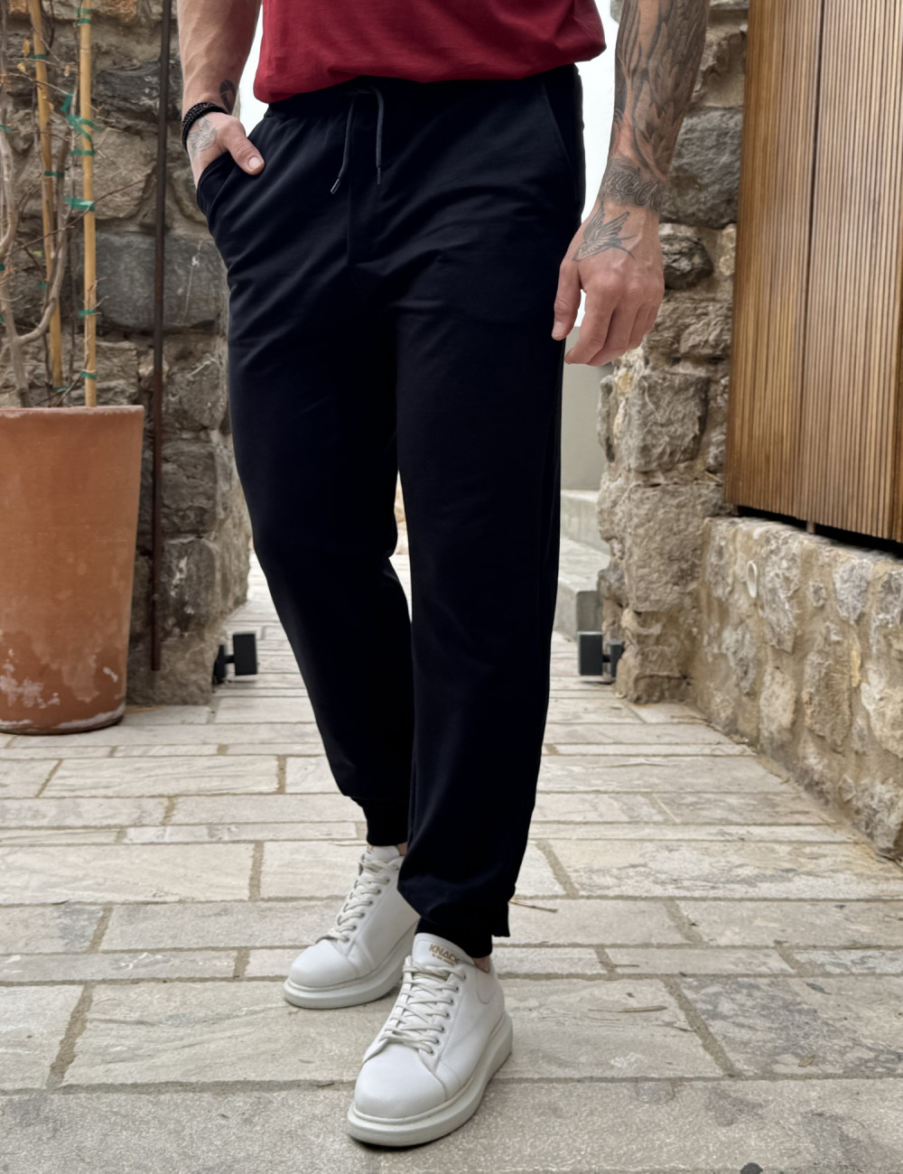 Ανδρική αθλητική φόρμα με τσέπες.