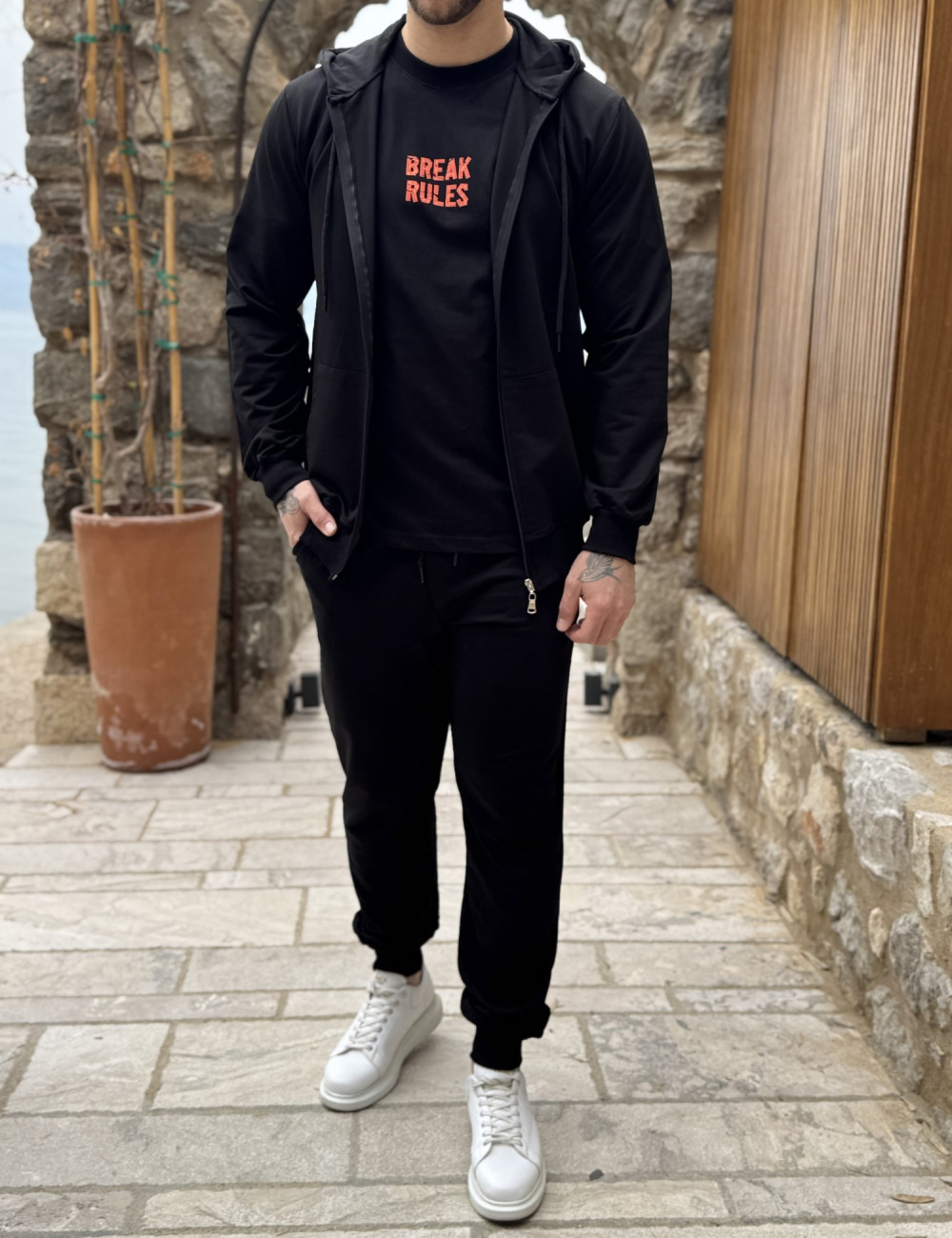 Ανδρική μονόχρωμη, βαμβακερή ζακέτα-φούτερ με κουκούλα και λάστιχο στα τελειωματά της για καλύτερη εφαρμογή.