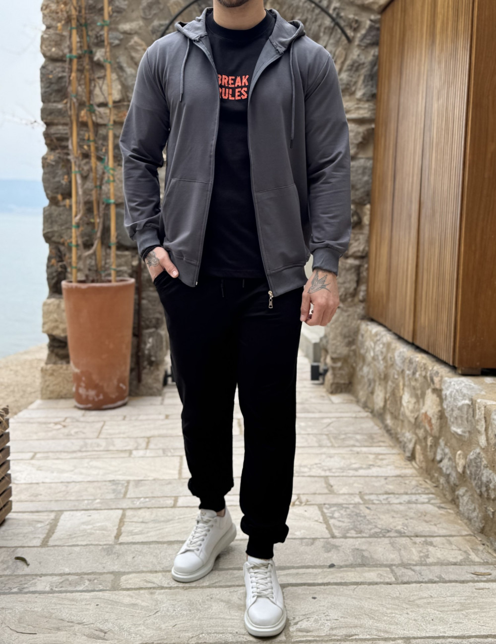 Ανδρική μονόχρωμη, βαμβακερή ζακέτα-φούτερ με κουκούλα και λάστιχο στα τελειωματά της για καλύτερη εφαρμογή.