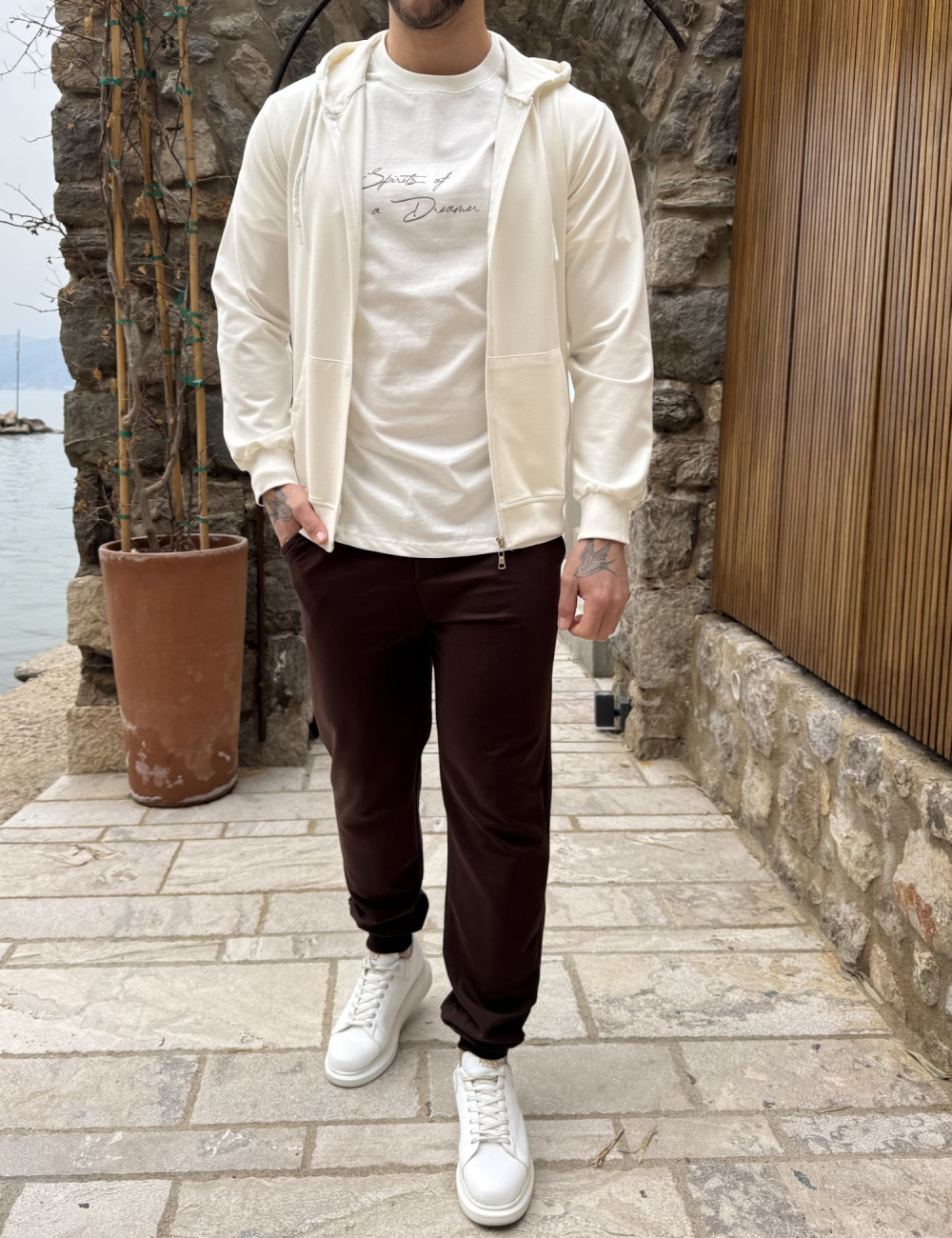Ανδρική μονόχρωμη, βαμβακερή ζακέτα-φούτερ με κουκούλα και λάστιχο στα τελειωματά της για καλύτερη εφαρμογή.
