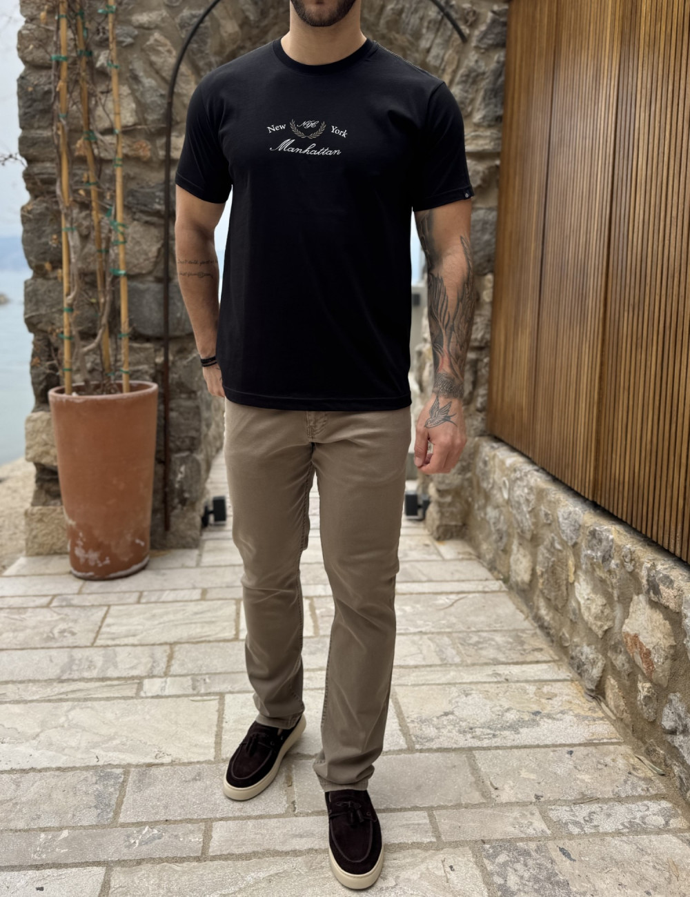 Ανδρική κοντομάνικη μπλούζα με τύπωμα στο στήθος, ελληνικής κατασκευής.