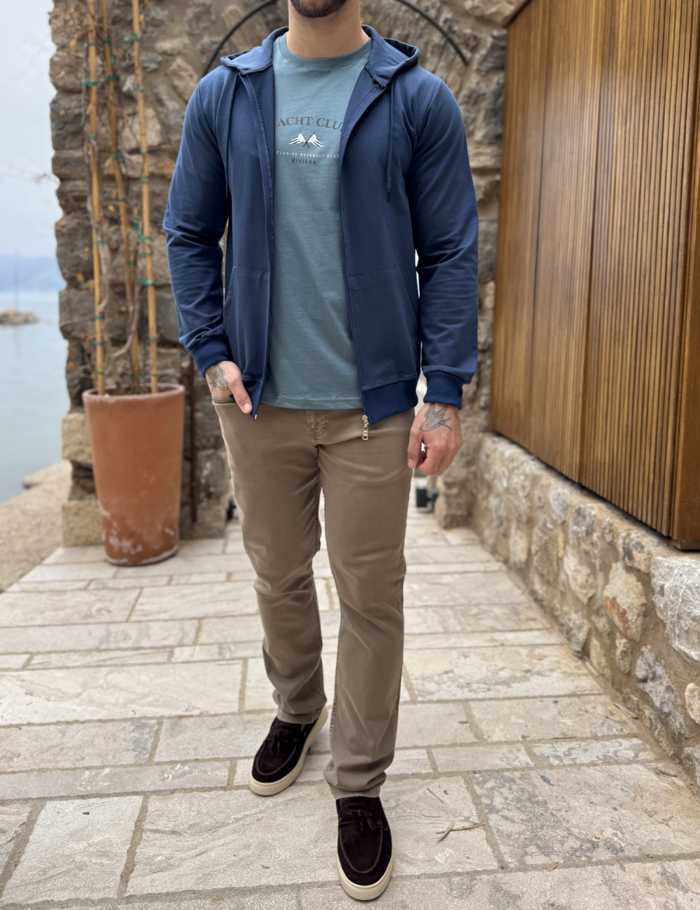 Ανδρική μονόχρωμη, βαμβακερή ζακέτα-φούτερ με κουκούλα και λάστιχο στα τελειωματά της για καλύτερη εφαρμογή.