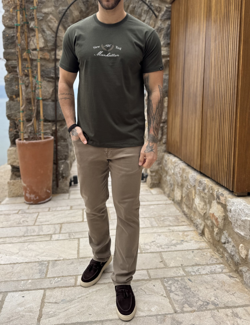 Ανδρική κοντομάνικη μπλούζα με τύπωμα στο στήθος, ελληνικής κατασκευής.